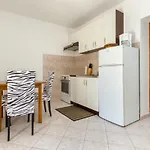 Apartments Marasovic - Roko شقة